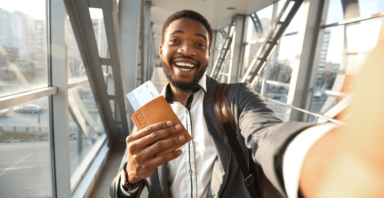 Man travelling without glasses for vision correction